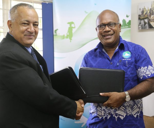 MSG Secretariat's Director General Ambassador Amena Yauvoli and IUCN Oceania Regional Director Mr Mason Smith seals the deal_(c) IUCN Oceania